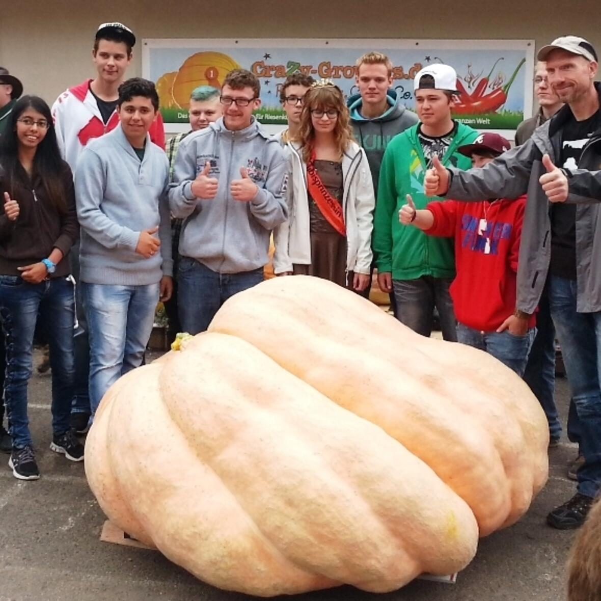 So sehen Sieger aus: Andreas Hofmann (rechts) und sein Team haben beim Kürbiswiegen im thüringischen Fambach den schwersten Kürbis beigesteuert. (Foto: Gemeinde Fambach)