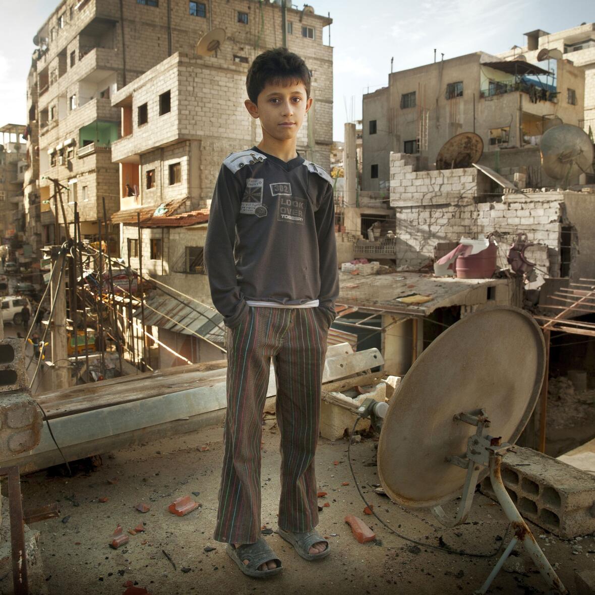 Kleiner Junge auf einem zerstörten Haus in Syriens Hauptstadt Damaskus. Foto: KIRCHE IN NOT/Carole AlFarah