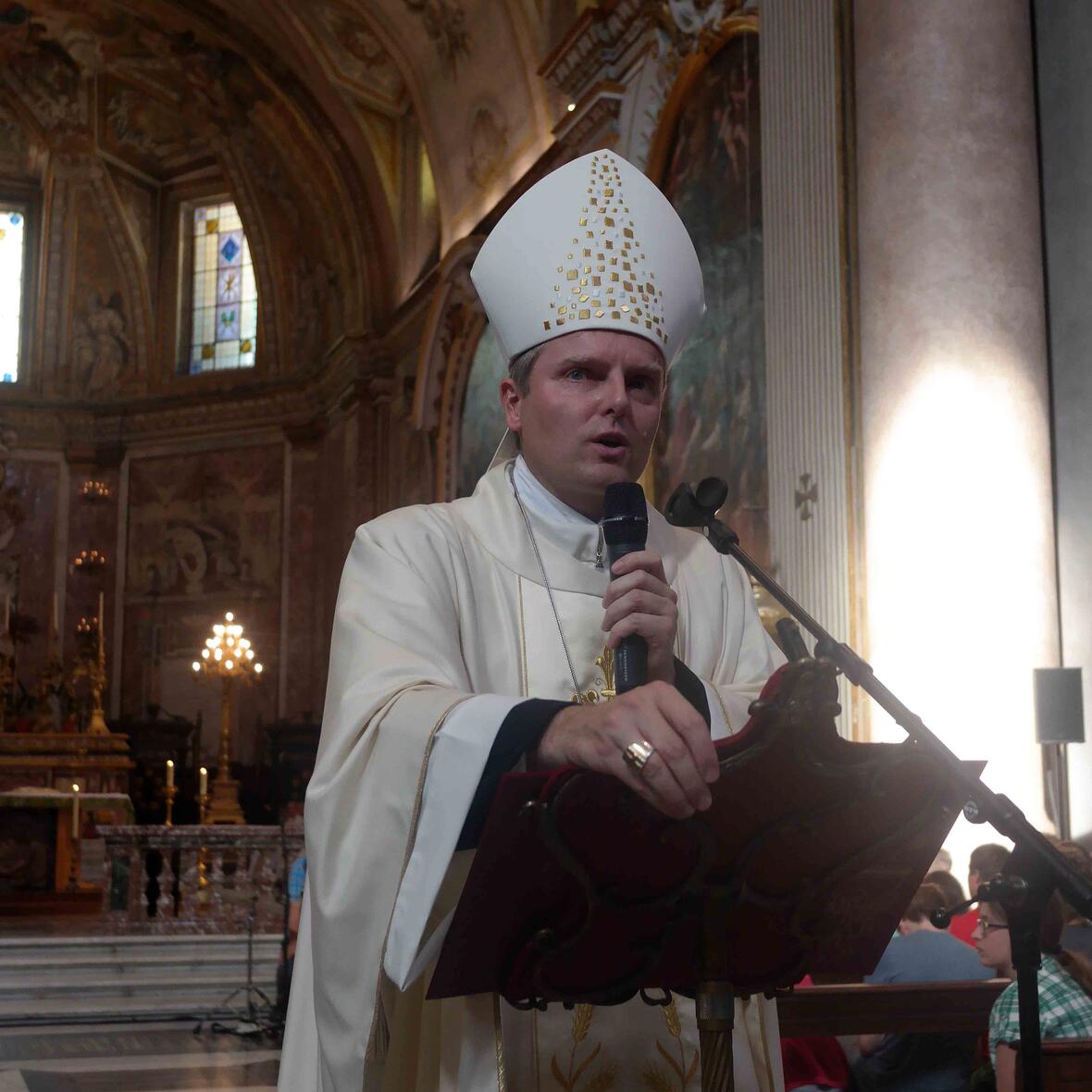 Mit einem herzlichen "Vergelt's Gott" richtete sich Weihbischof Wörner in der Kirche Santa Maria degli Angeli an die Jugendlichen.  (Maria Steber / pba)
