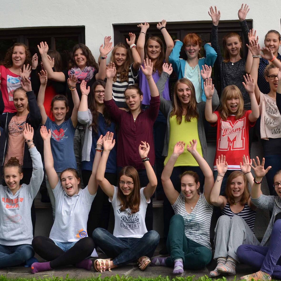 Die Teilnehmerinnen der beiden Sommerkurse der Mädchengemeinschaft "Der neue Weg". 