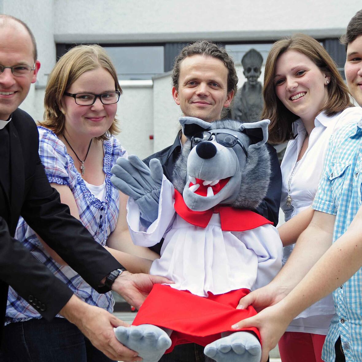 Das Vorbereitungsteam: Domvikar Diözesanjugendseelsorger Dr. Florian Markter, Anna-Maria Högg, Thomas Kohler, Referent für Ministrantenpastoral im Bischöflichen Jugendamt, Katharina Lechner und Max Fahn (v.links). Bild: Maria Steber/pba