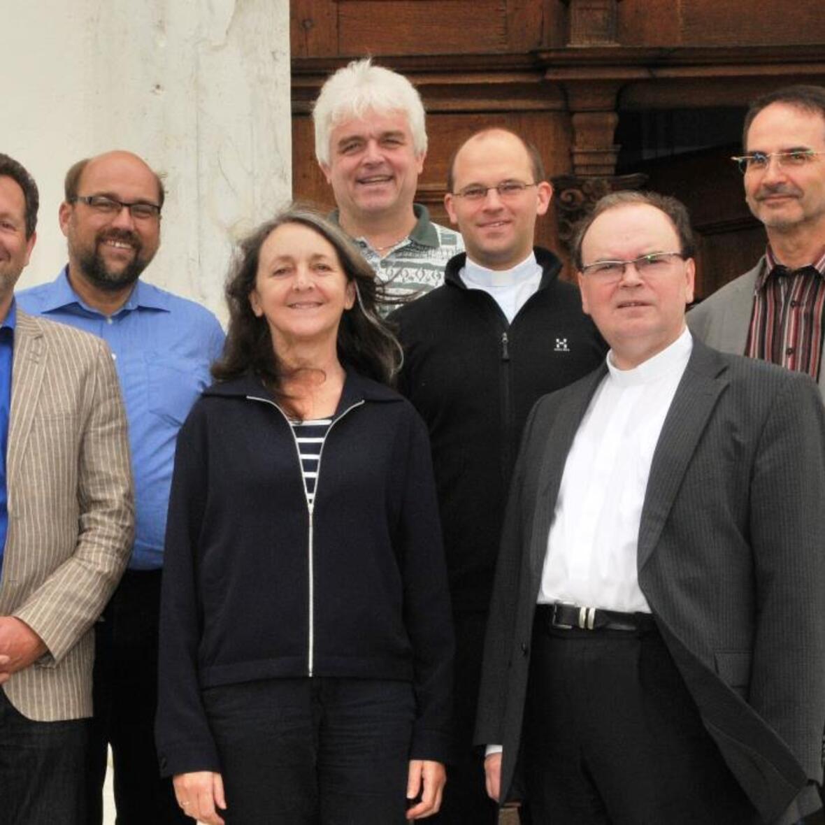 Seelsorgeamtsleiter Prälat Dr. Bertram Meier (2. v. r.) und die Abteilungsleiter bzw. Stellvertreter (v. l.): Christian Öxler, Robert Ischwang, Helga Kramer-Niederhauser, Thomas Schmidt, Domvikar Dr. Florian Markter und Robert Mayer (Geschäftsführer). Auf dem Bild fehlt Domkapitular Armin Zürn. (Foto: Bischöfliches Seelsorgeamt)