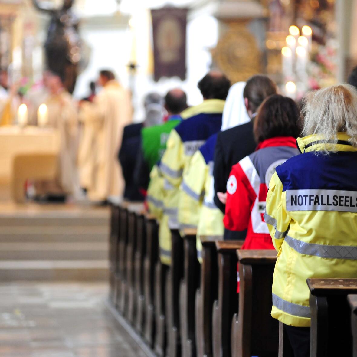 Zahlreiche Vertreter von Polizei und Hilfsorganisationen waren der Einladung zum "Blaulichtgottesdienst" gefolgt. Foto: Nicolas Schnall (pba)