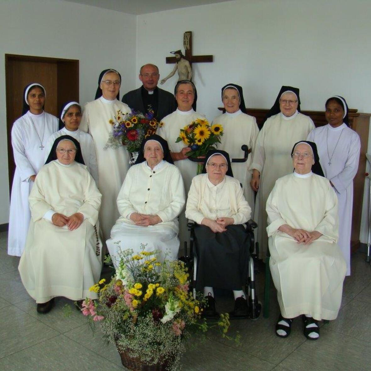 Der Konvent der Dominikanerinnen mit Sr. Antonia (links von Pfr. Dr. Lindl) und Sr. Michaela (rechts von ihm). Foto: Dominikanerinnen