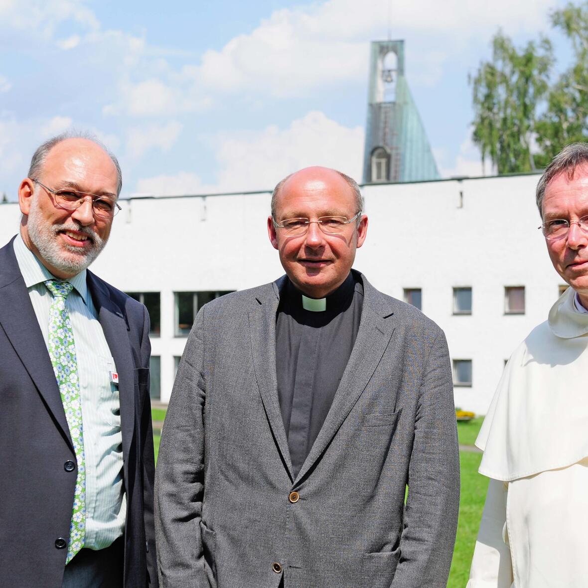 (v.l.): der neue Geschäftsführende Direktor Norbert Streit, Pfarrer Dr. Ulrich Lindl als Hauptabteilungsleiter III "Kirchliches Leben" zuständig für das Exerzitienhaus und der neue Geistliche Direktor Dominikanerpater Thomas Schuster.