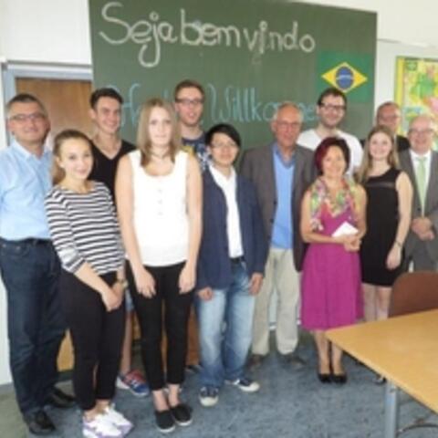 1-0-fuer-menschenrechte-prof-dr-paulo-suess-aus-brasilien-diskutiert-mit-augsburger-berufsschuelern1210602