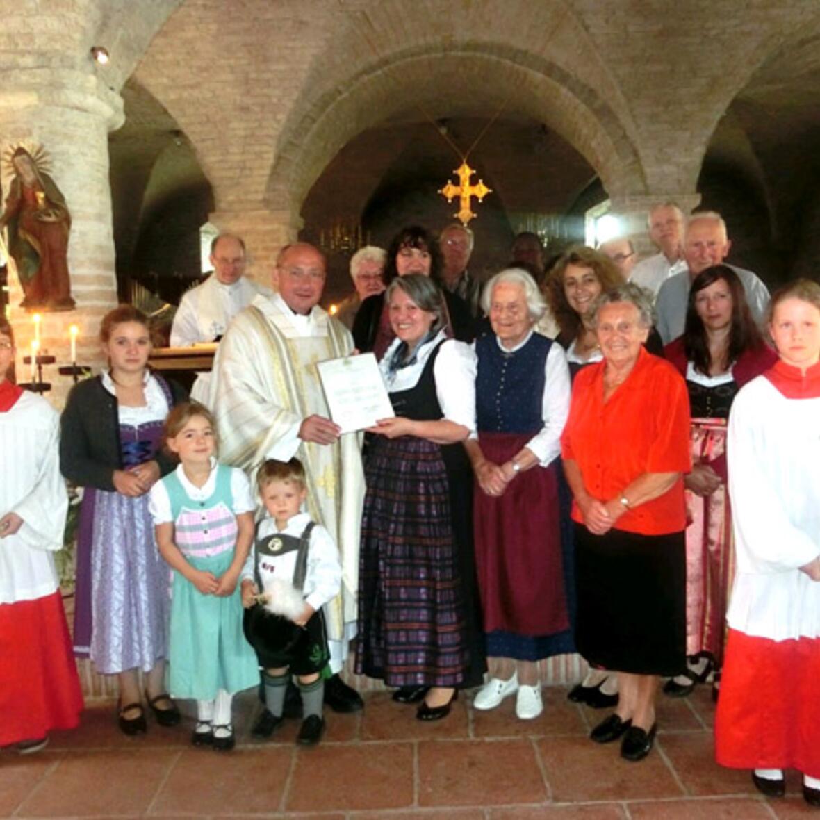 Nach dem Gottesdienst zur Verleihung der Bischöflichen Anerkennung: Einige Mitglieder der „Gemeinschaft der Dienerinnen der Gekreuzigten Liebe und der Schmerzhaften Mutter Gottes“ im Familien- und Freundeskreis.