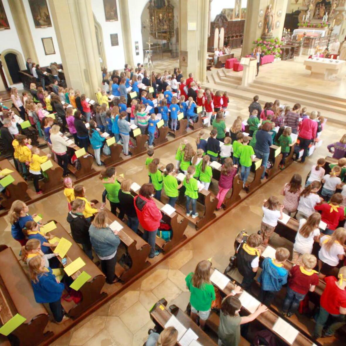 Die Kinderchöre aus dem Bistum brachten Farbe in die Ulrichsbasilika (Pressestelle Bistum Augsburg / Annette Zoepf).