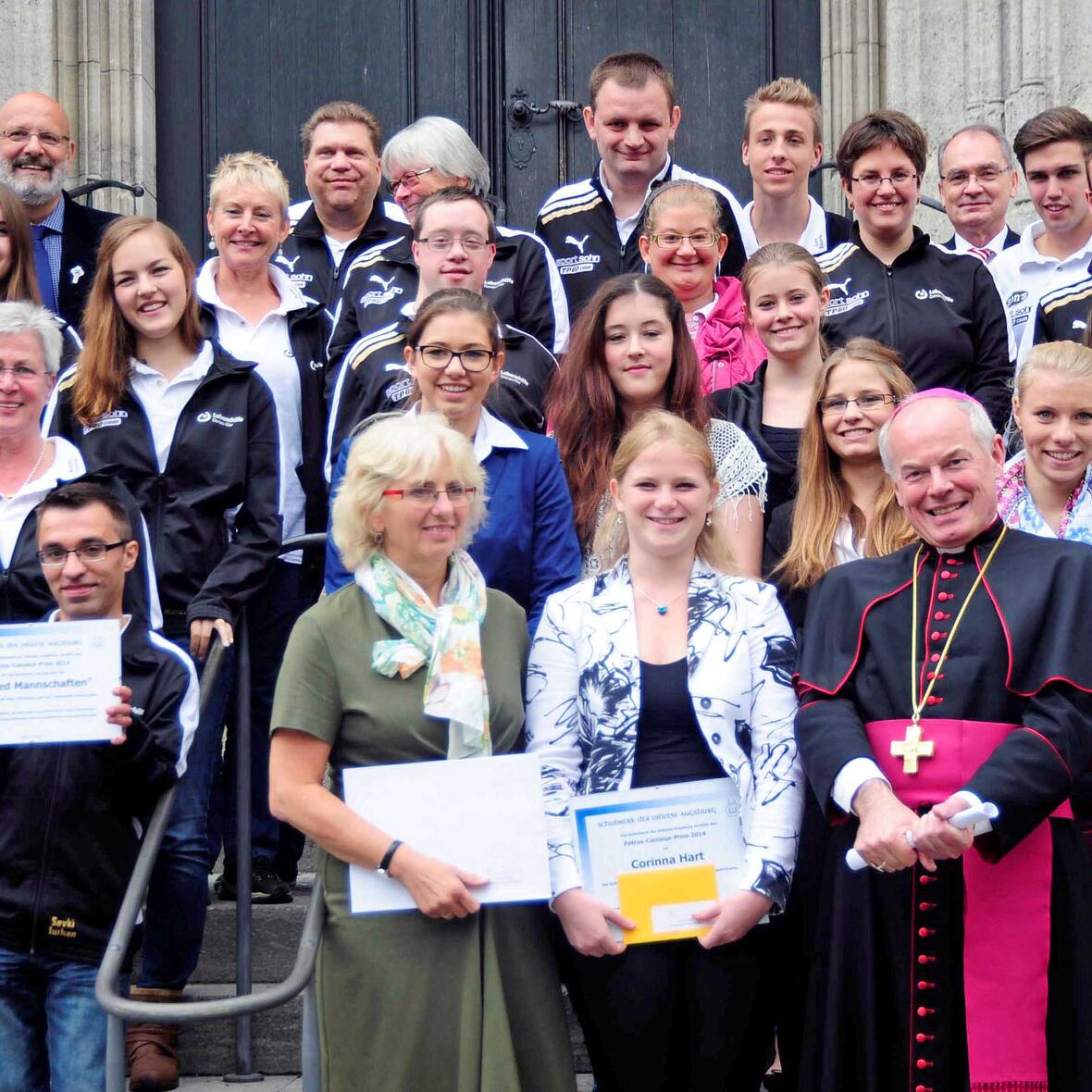 Die Preisträger aller drei Schulen nach der feierlichen Preisverleihung im Haus St. Ulrich. 