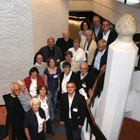 Zum Gruppenfoto stellten sich die Heimat-Urlauber-Missionare zusammen mit Bischof Dr. Konrad Zdarsa und Hauptabteilungsleiter Pfarrer Dr. Ulrich Lindl.