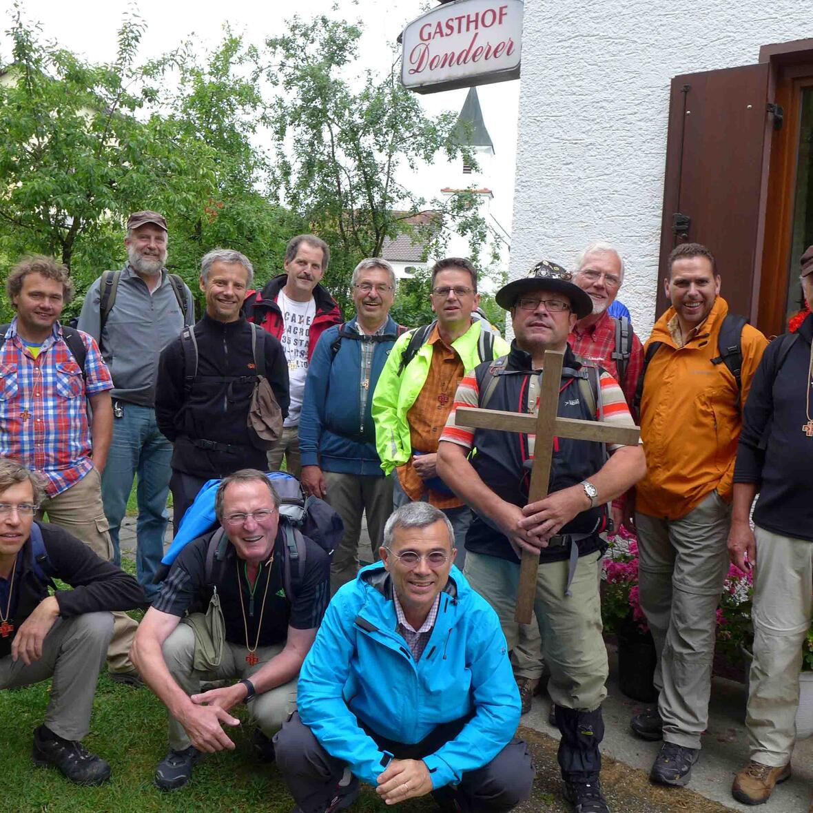 24 Stunden zu Fuß von Türkheim nach Augsburg unterwegs: Die Gruppe unter der Leitung von Männerseelsorger Gerhard Kahl. Foto: Peter Seidl