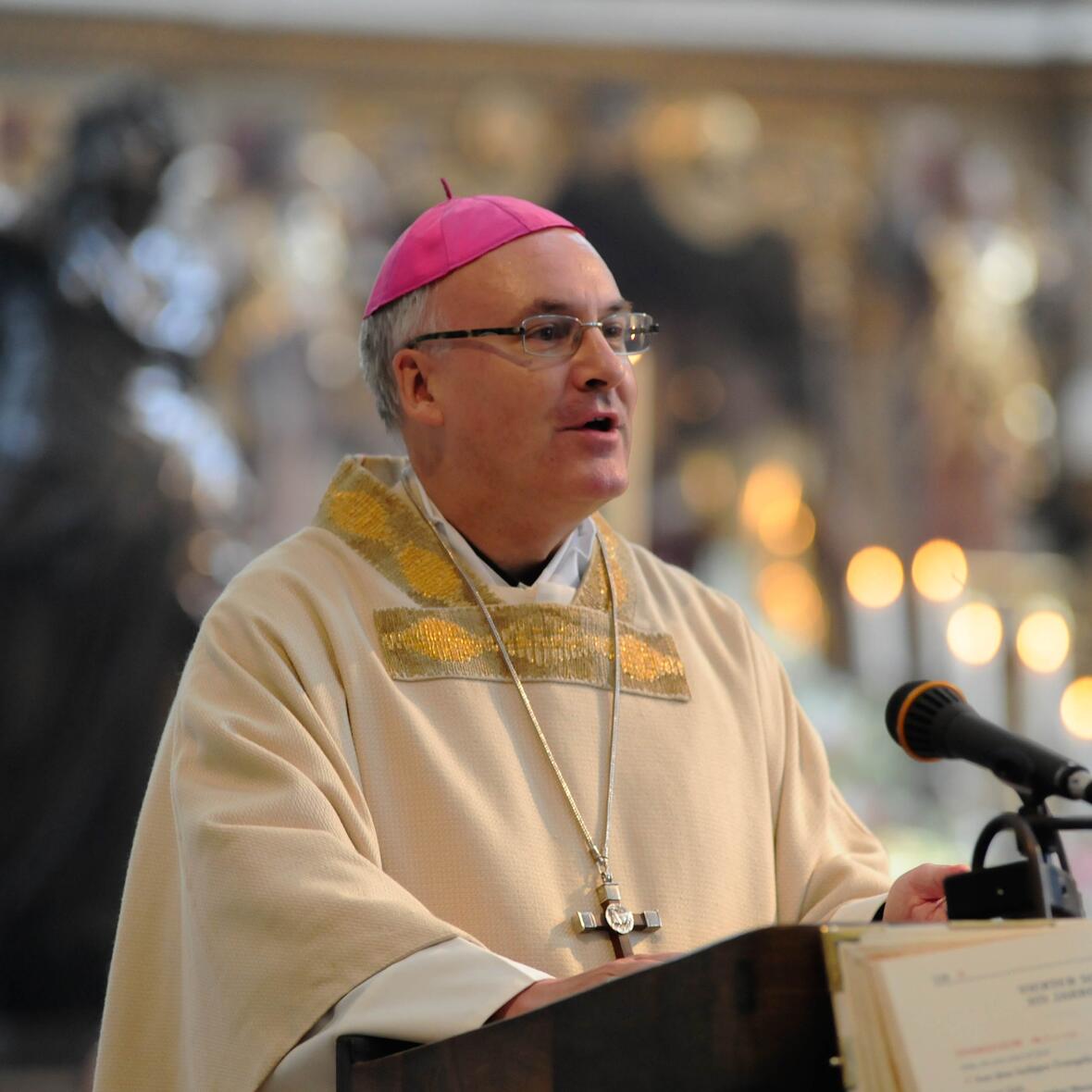 Bischof Voderholzer bei der Predigt in der Ulrichsbasilika (Foto: Pressestelle Bistum Augsburg/Nicolas Schnall).