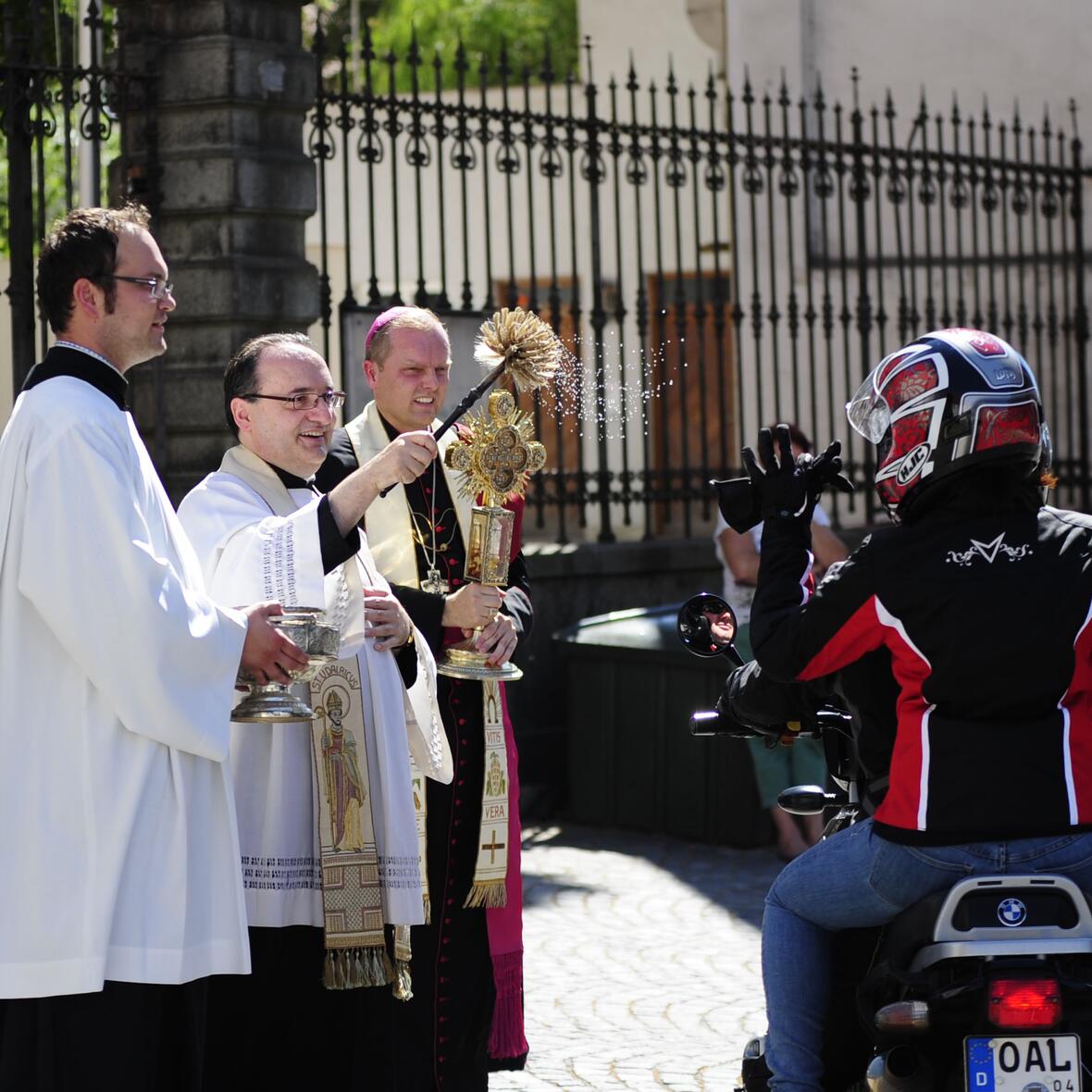 Weihbischof Wörner und Stadtpfarrer Hartmann segneten die vorbeifahrenden Biker (Foto: Presstelle Bistum Augsburg/Nicolas Schnall).