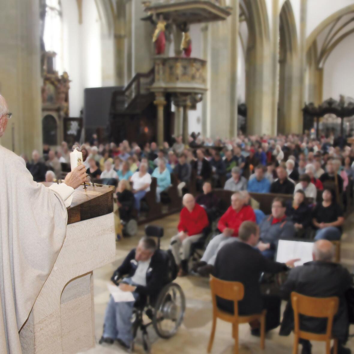 Prälat Peter C. Manz erläuterte in seiner Predigt im Wallfahrtsgottesdienst in der Ulrichsbasilika den fast 800 Menschen mit Behinderungen, worauf es ankomme, wenn man als Christ Licht für andere Menschen sein will. (Foto: Caritas)