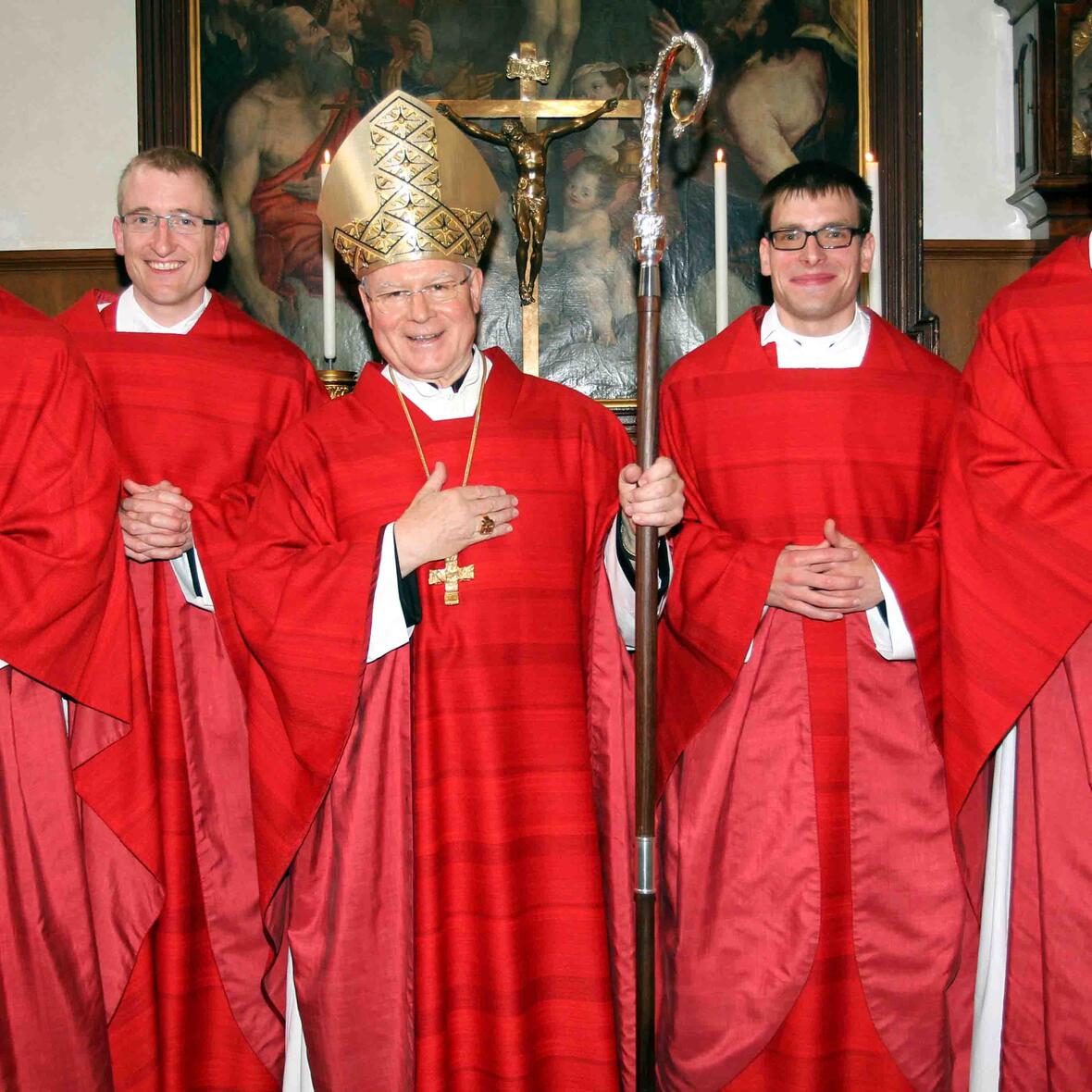 Bischof Konrad mit den vier Neupriestern (von links) Thomas Ruf, Helmut Epp, Simon Stegmüller und Gabriel Bucher. Bild: pba/Annette Zoepf