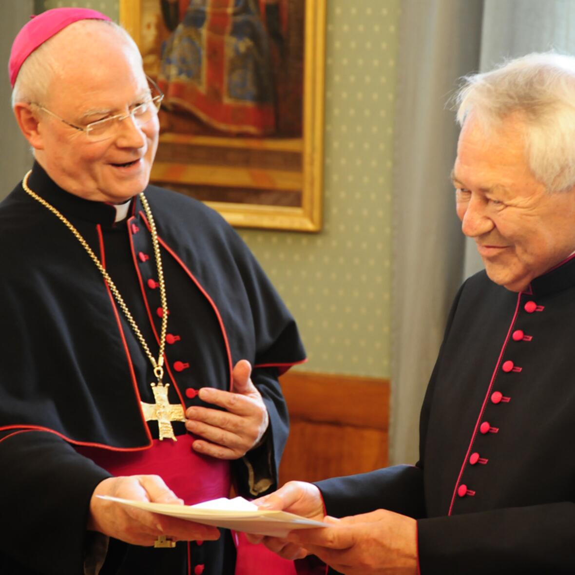 Bischof Konrad überreicht Monsignore Josef Hochenauer die päpstliche Ernennungsurkunde. (Fotos: pba/Nicolas Schnall)