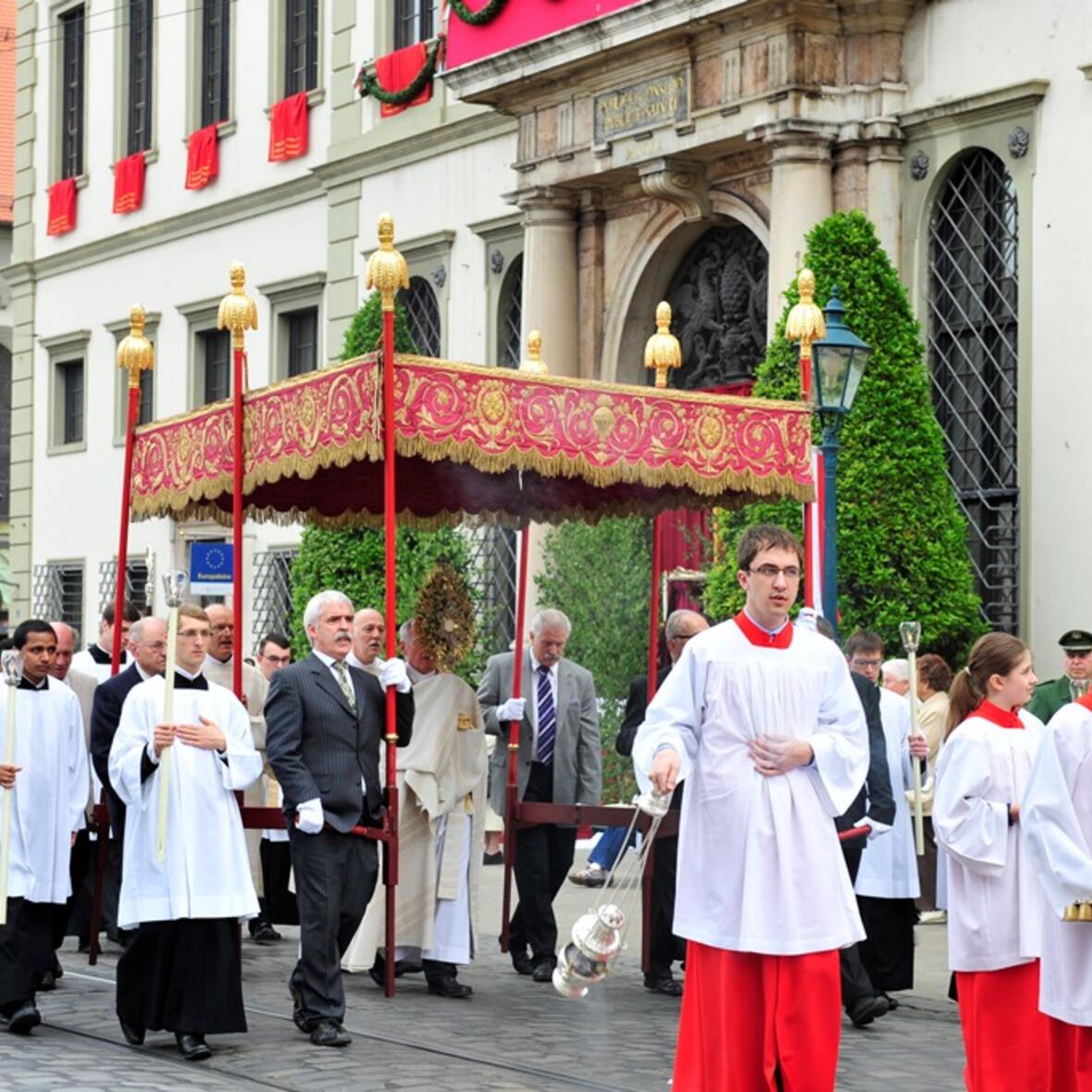 glaeubige-feiern-hochfest-fronleichnam-messfeiern-und-prozessionen-im-bistum1194771