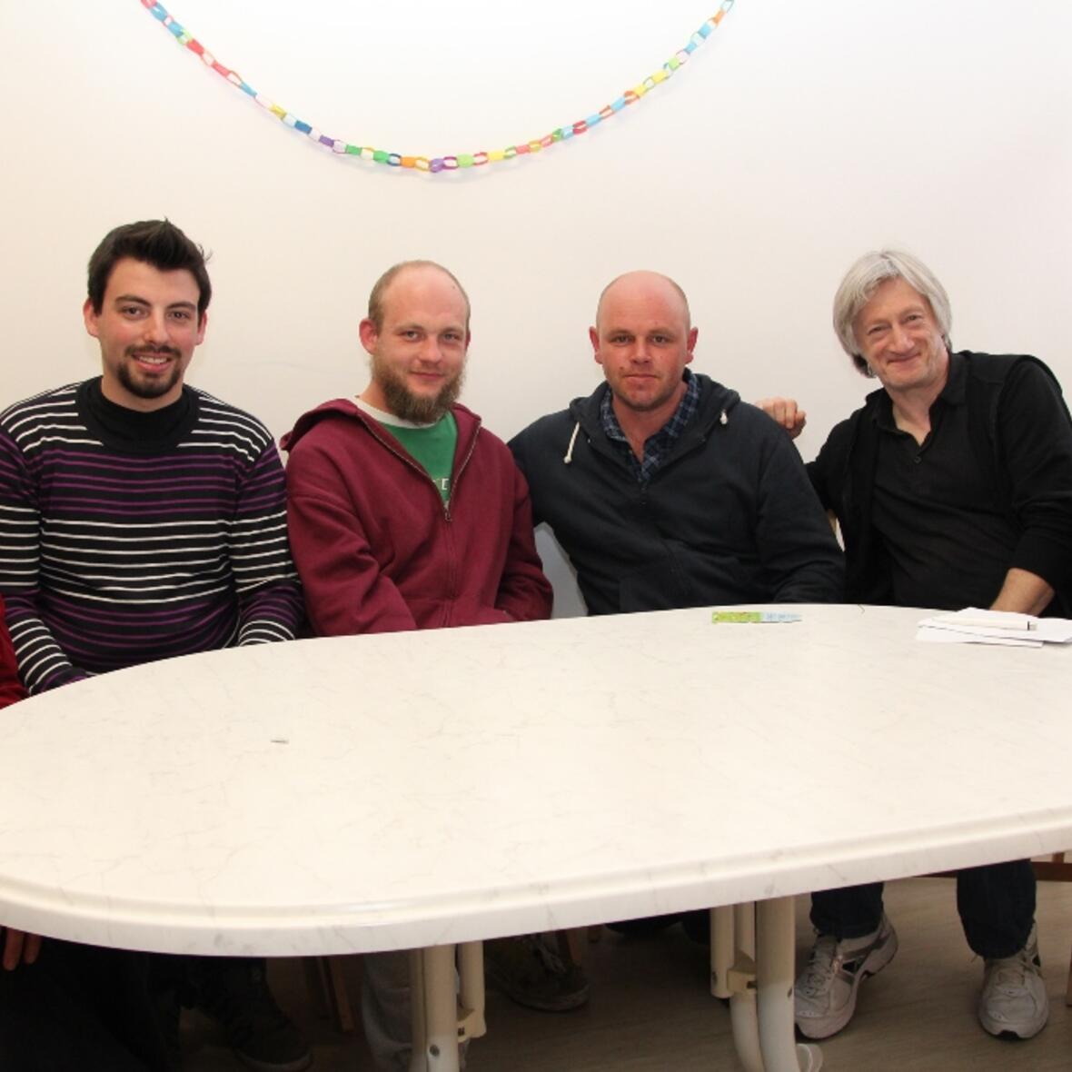 Der ehrenamtliche Unterstützerkreis in der Ottostraße: (v.re.n.li.) Stefanie Oswald, Frédéric Zucco, Bernd Hörath, Andreas Neubauer, Daniel Männlein und die Amerikanerin Cynthia Byrne. Foto: Caritas. 