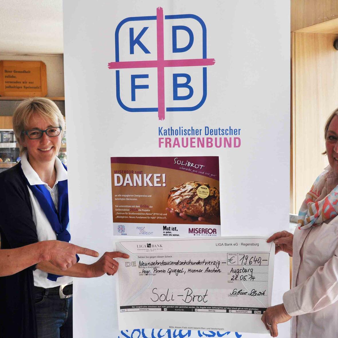KDFB Diözesanvorsitzende Sabine Slawik und Bäckermeister Wolfgang Kleinert von der „Bäckerei Jakob“ überreichten stellvertretend für die vielen aktiven Frauenbundfrauen und Bäcker einen Scheck über 19.640 Euro an Eva-Maria Heerde-Hinojosa (rechts) von MISEREOR Arbeitsstelle Bayern. Foto: KDFB