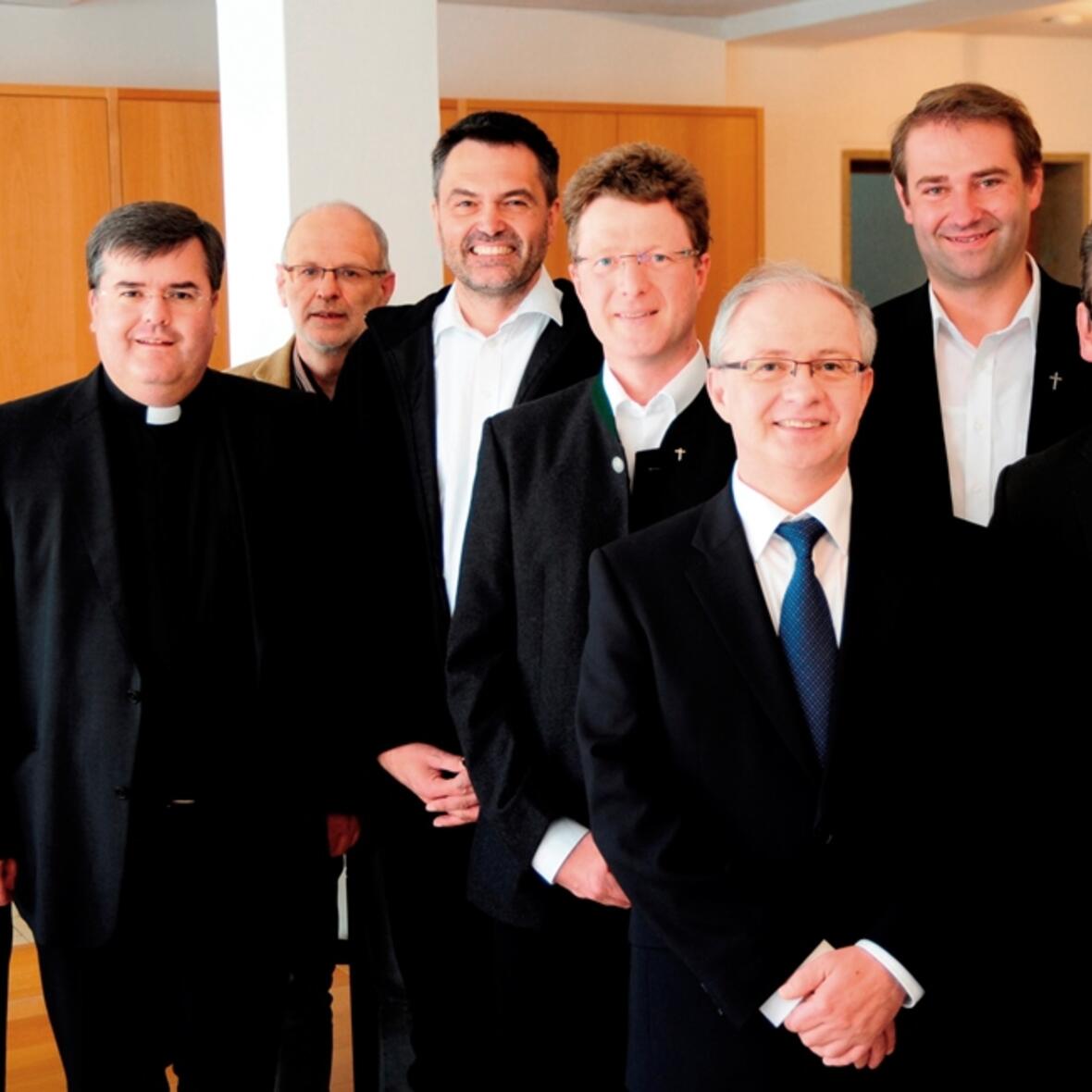 Fünf neue Supervisoren für das Bistum (v. r.): Leander Mikschl, Bernd Leumann, Martin Uhl, Frank Deuring und Reiner Hartmann. Daneben (v. l.): Martin Knöferl, Generalvikar Harald Heinrich und Dr. Robert Ochs, Leiter der Abteilung Personal-, Organisations-  und Pastoralentwicklung. (Foto: pba)