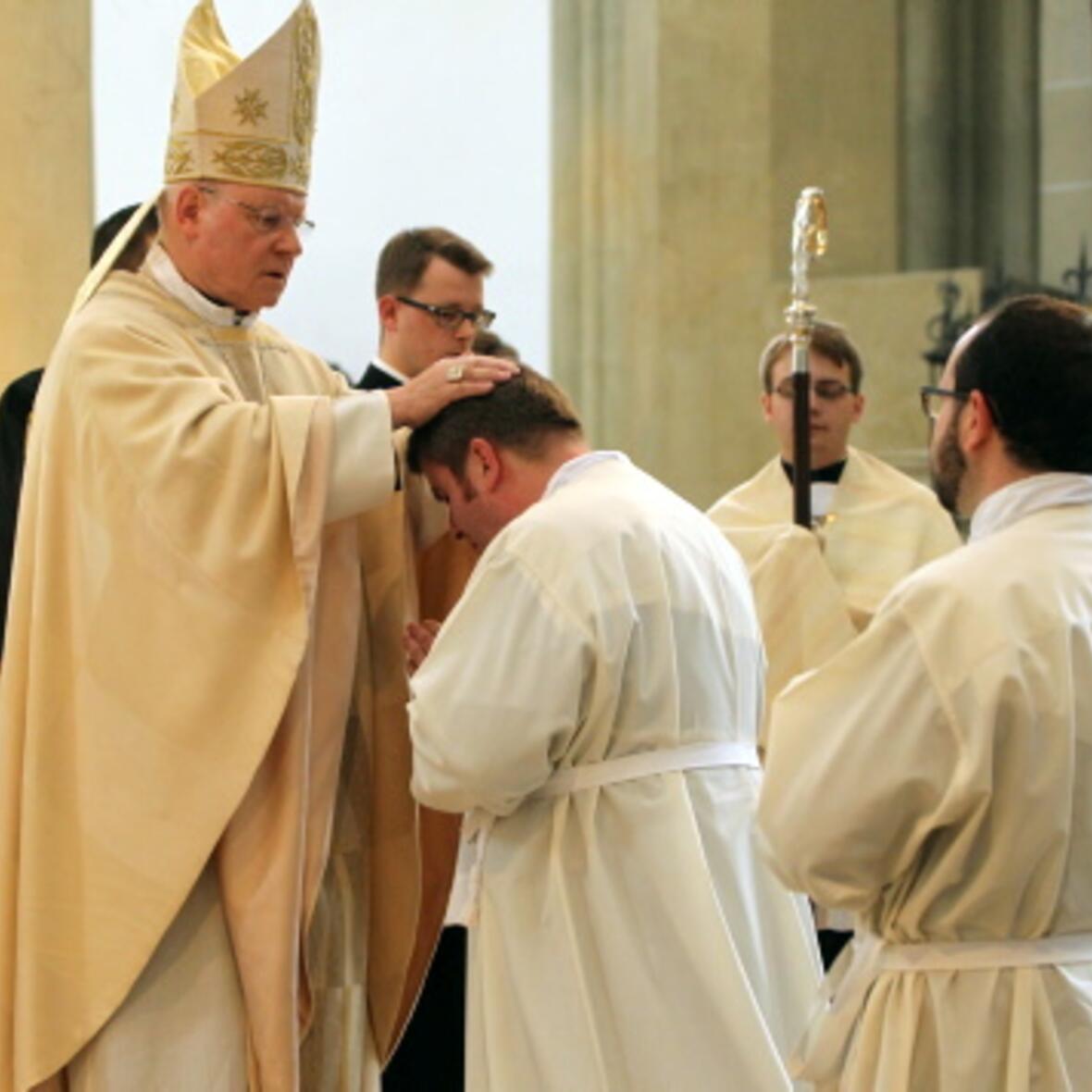 Bischof Konrad weiht zwei Männer durch Handauflegung – hier bei Bernd Udo Rochna - und Weihegebet zu Diakonen (Foto: pba/Annette Zoepf).