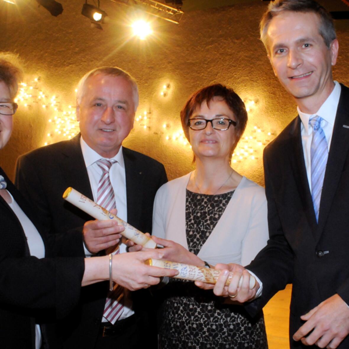 (v.l.): die Administrationsvorsitzende der Katholischen Waisenhaus-Stiftung Maria-Anna Immerz, Jürgen Reichert, Elfie Kleinfelder und Otto Bachmeier. (Foto: Ruth Plössel)
