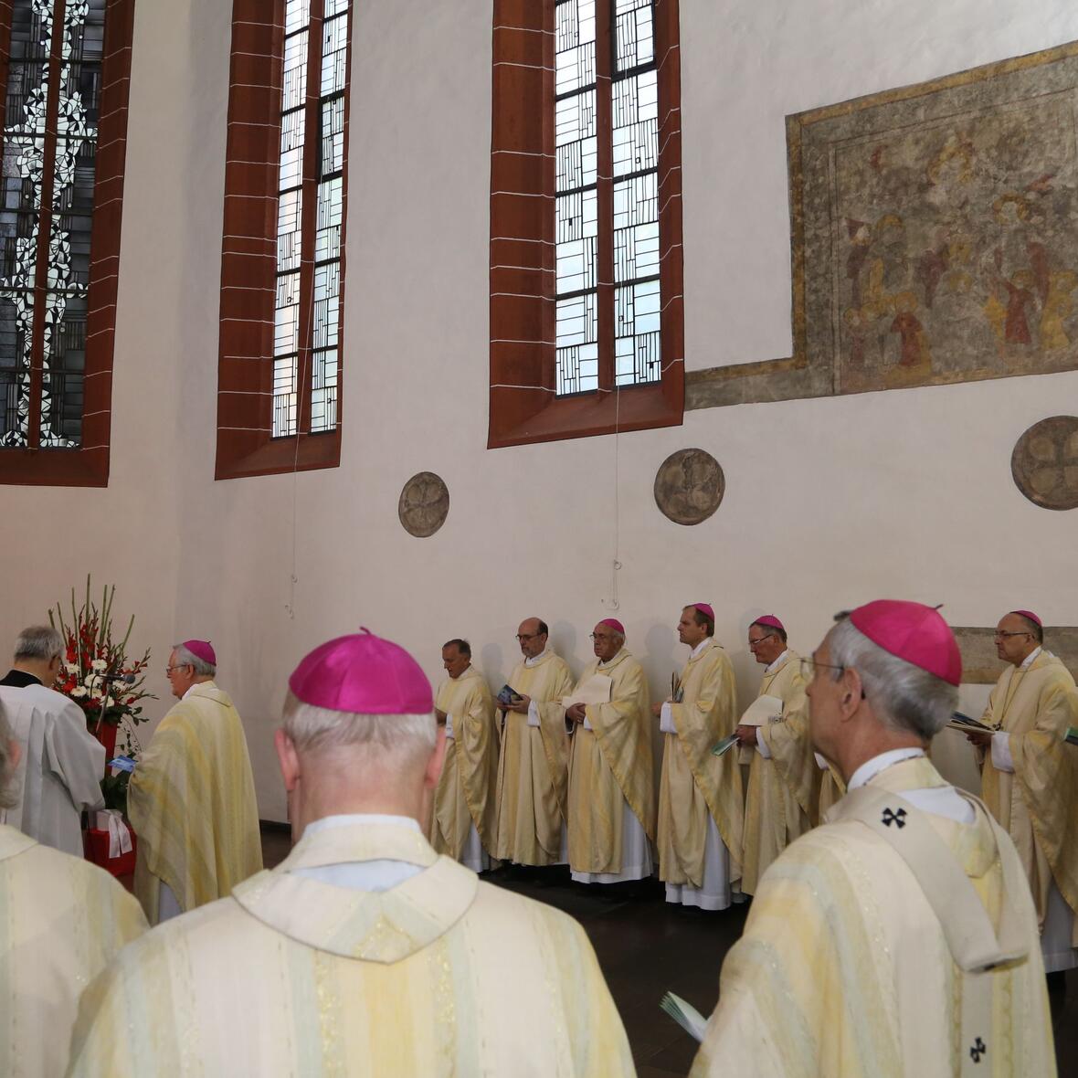 Vor dem Retzbacher Gnadenbild erneuerte der Würzburger Bischof Dr. Friedhelm Hofmann die Weihe an die Gottesmutter. (Foto: Markus Hauck/POW)