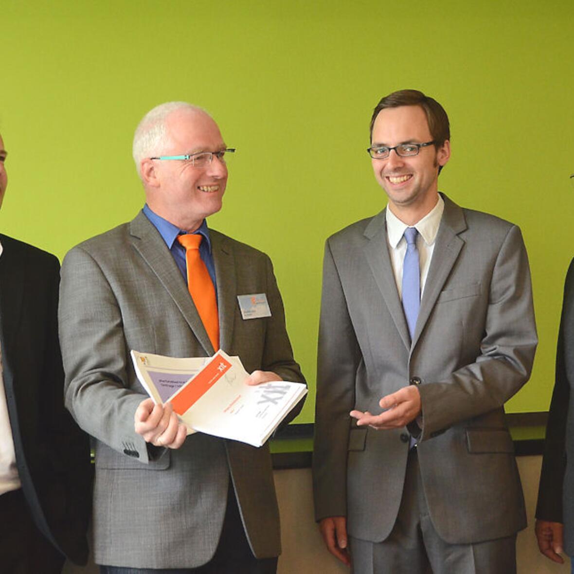 Freude über die Ergebnisse der bundesweiten Pfarrbrief-Befragung (v.l.): Tilo Treede (MDG), Johannes Simon (Leiter Pfarrbriefservice.de), Thomas Rinklake (xit), Michael Bogedain (Stv. Leiter Pfarrbriefservice.de) (Bild: Christian Schmitt)