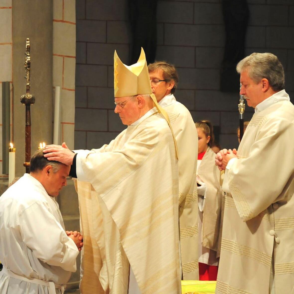 Bischof Konrad bei der Feier der Diakonenweihe im letzten Jahr. (Foto: Schnall /pba). 