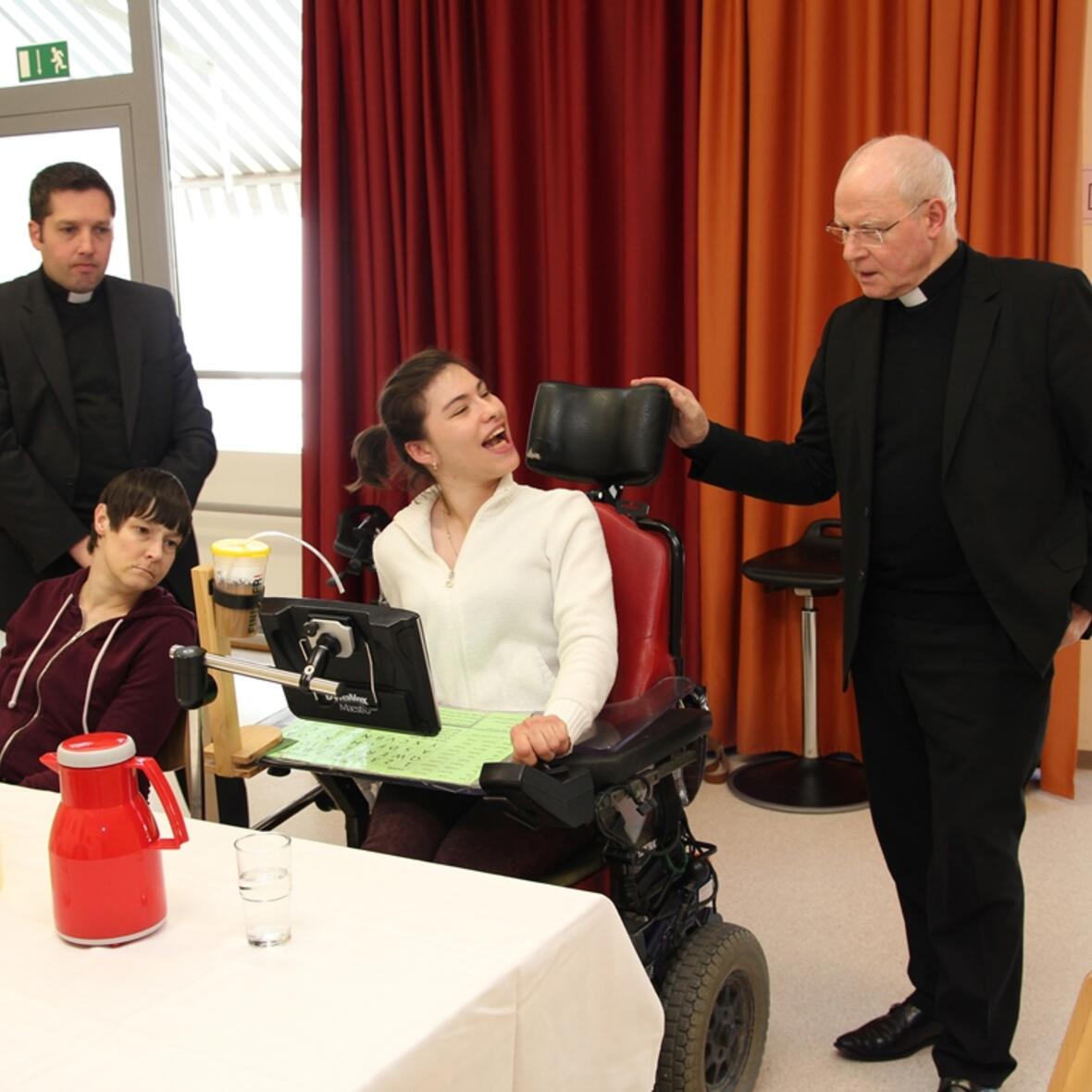 katholikentag-bischof-konrad-bei-diskussionsrunde-der-caritas-zu-unterstuetzter-kommunikation1179466