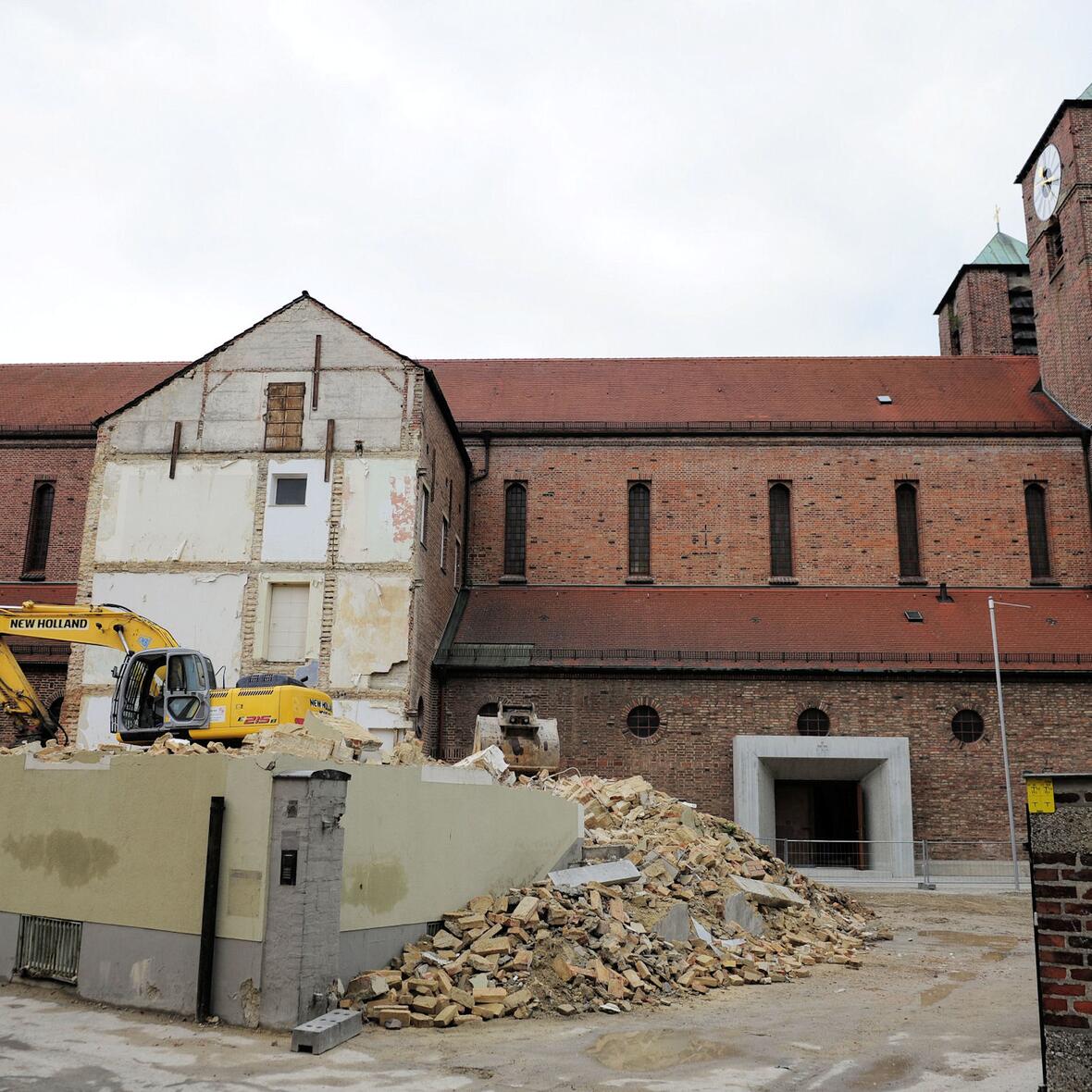 Das ehemalige Pfarrhaus musste inzwischen dem Neubau eines Verwaltungsgebäudes weichen (Foto: Nicolas Schnall/pba).
