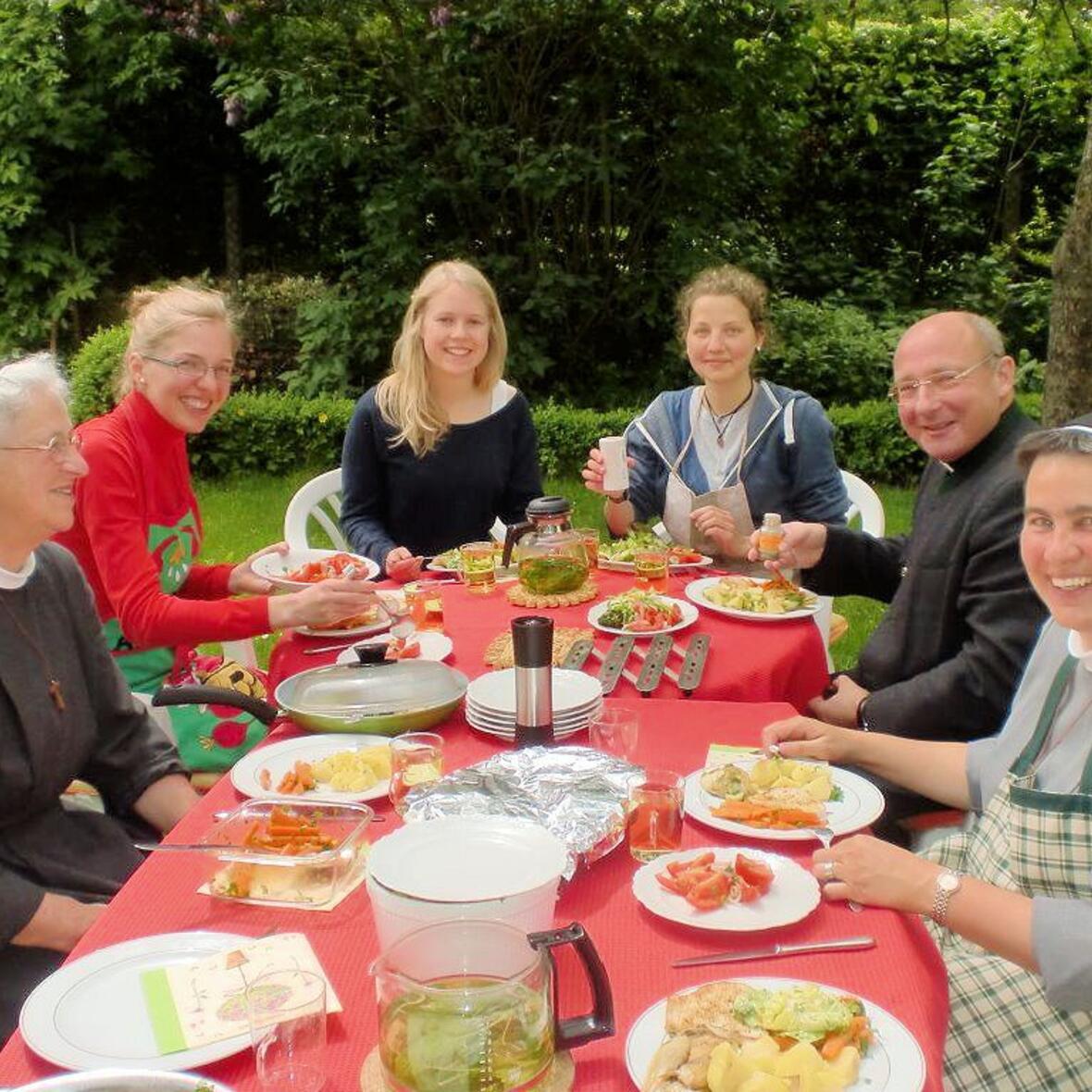 Ordensreferent Pfarrer Dr. Ulrich Lindl ließ es sich schmecken bei den Franziskanerinnen von Maria Stern im Haus St. Hildegard am Dom.