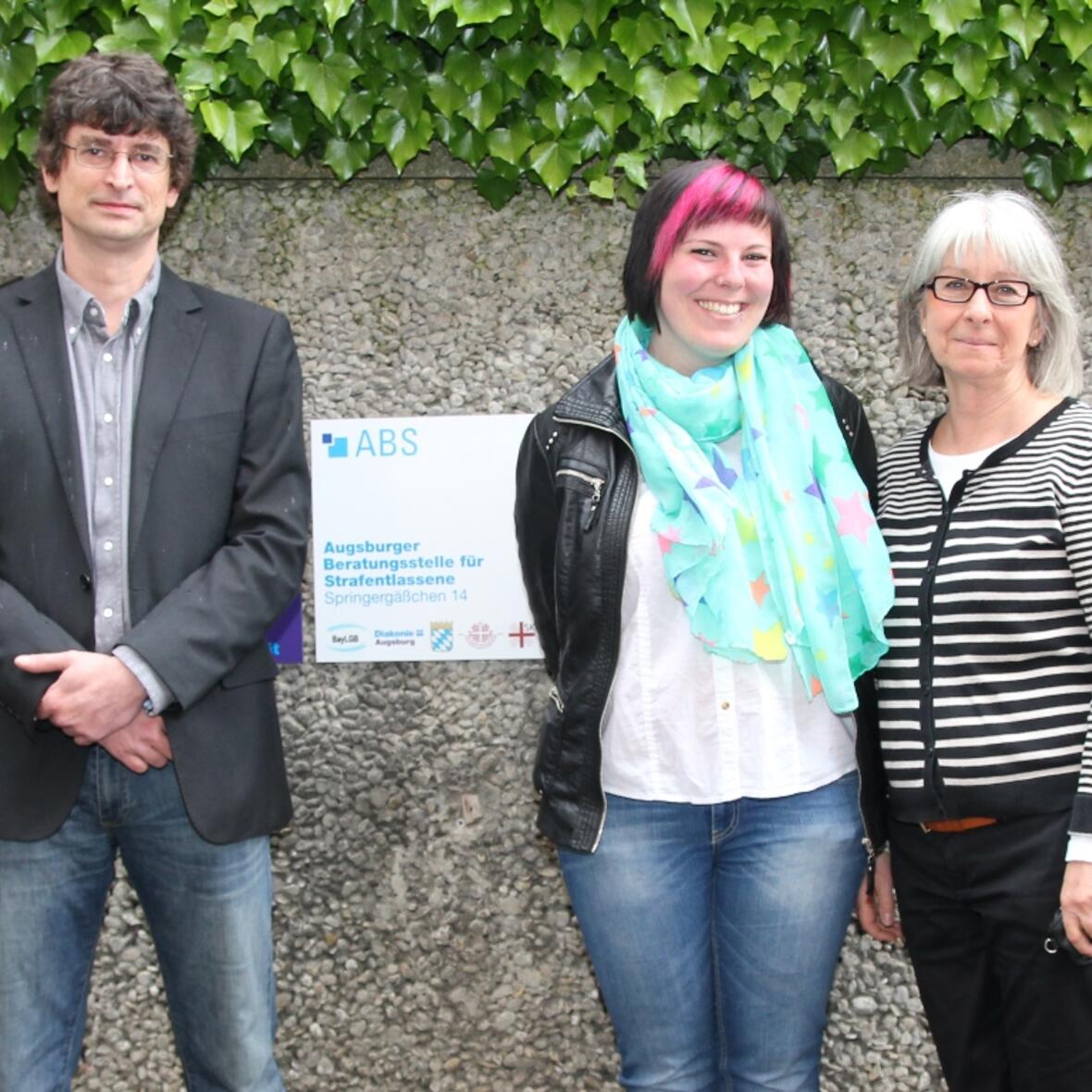 Dominik Appelt vom SKM, Marie-Christin Nietsch von der JVA Augsburg und Elke Mahn von der Diakonie (v.li.) sind die Ansprechpartner der neu geschaffenen und zentralen Augsburger Beratungsstelle für Strafentlassene (ABS) für die männlichen Strafentlassenen. (Foto: pca)
