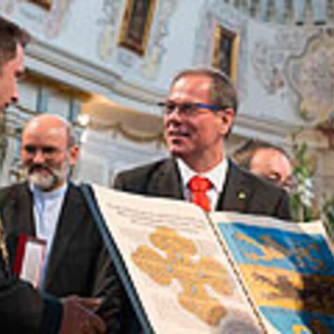 Preis- und Urkundenübergabe an Vertreter des Netzwerks „Miteinander für Europa". (Foto: Ulrichsstiftung Dillingen, Könen)