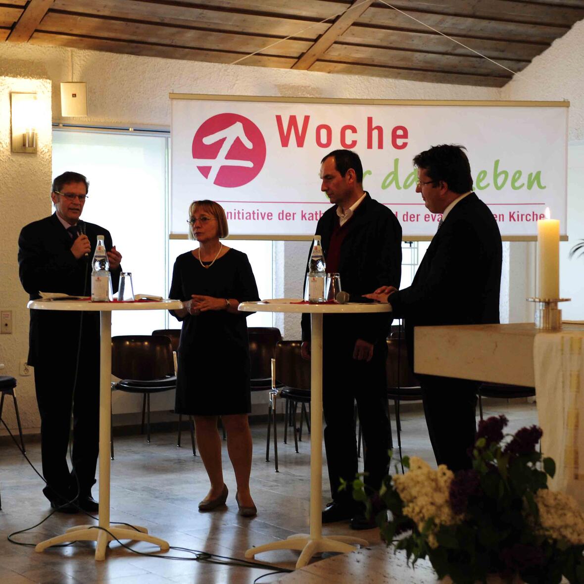 Von links: Die evangelische Pfarrerin Lydie Nicole Menezes, Hermann Imhof MdL, Dr. Irmtraud Hainsch Müller (Stationsoberärztin der Palliativstation des Klinikums Augsburg, Dr. Franz Schregle (Seelsorger im Team „Spezialisierte Ambulante Palliativ-Versorgung) und Andreas Claus (Ökumenische Sozialstation Schwabmünchen).  