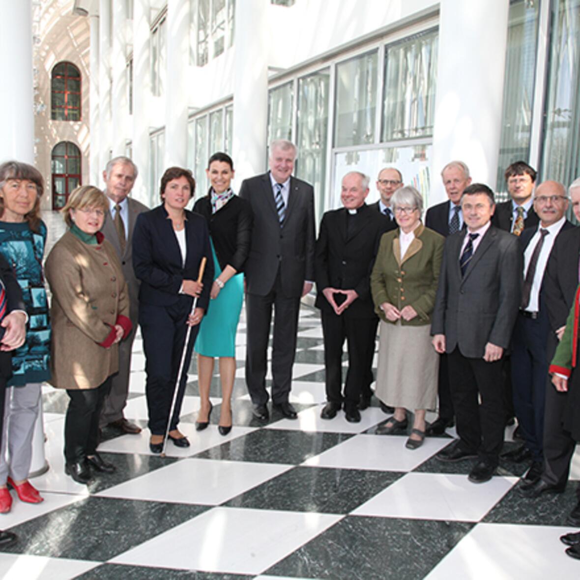 Die Bioethik-Kommission zusammen mit Ministerpräsident Seehofer.