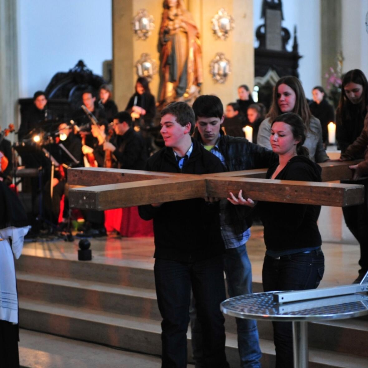Den Abschluss des diözesanen Weltjugendtags wird ein Kreuzweg in der Basilika St. Ulrich und Afra bilden. 