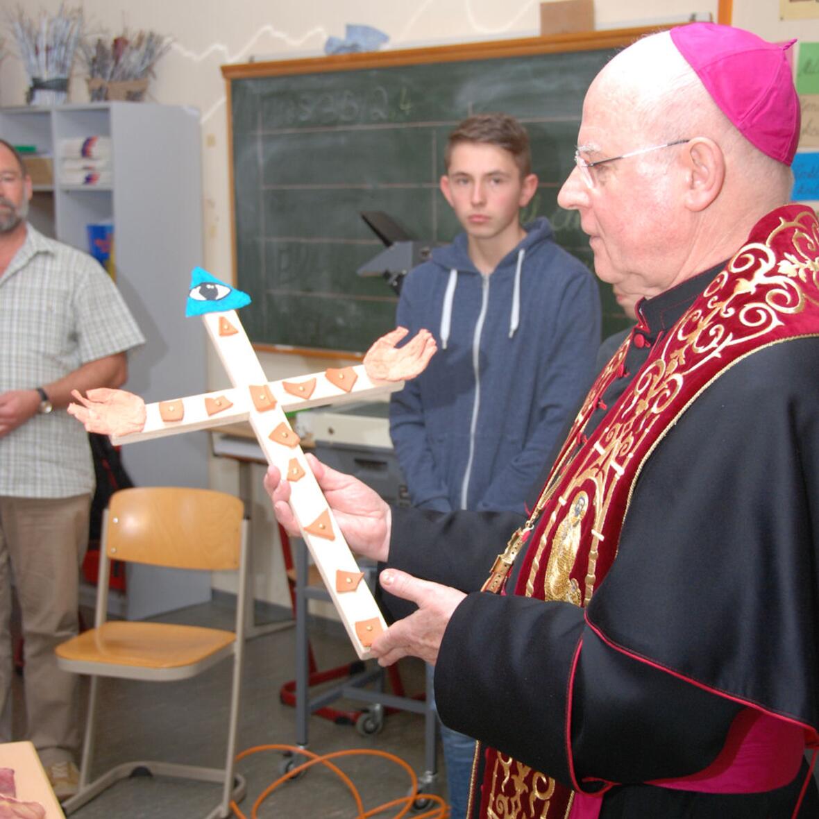 Bischof Konrad segnete dieses Kreuz, das die Schüler der Praxisklasse angefertigt hatten. Foto: KJF/Karg