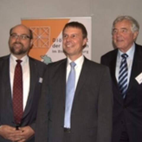 von links: Diakon Robert Ischwang (Diözesan-Altenseelsorger), Michael Bruder (Bürgermeister von Eichstetten) und Helmut Mangold (Vorsitzender des Diözesanrats)