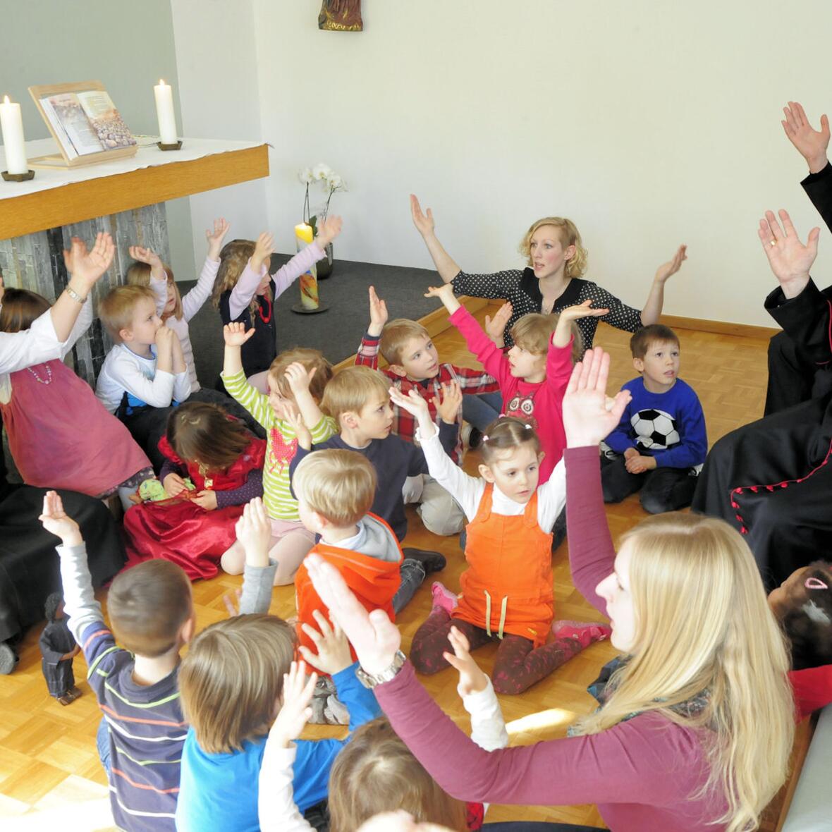 Jeden Teil des Vater Unser stellten die Kinder mit einer eigenen Geste dar.  