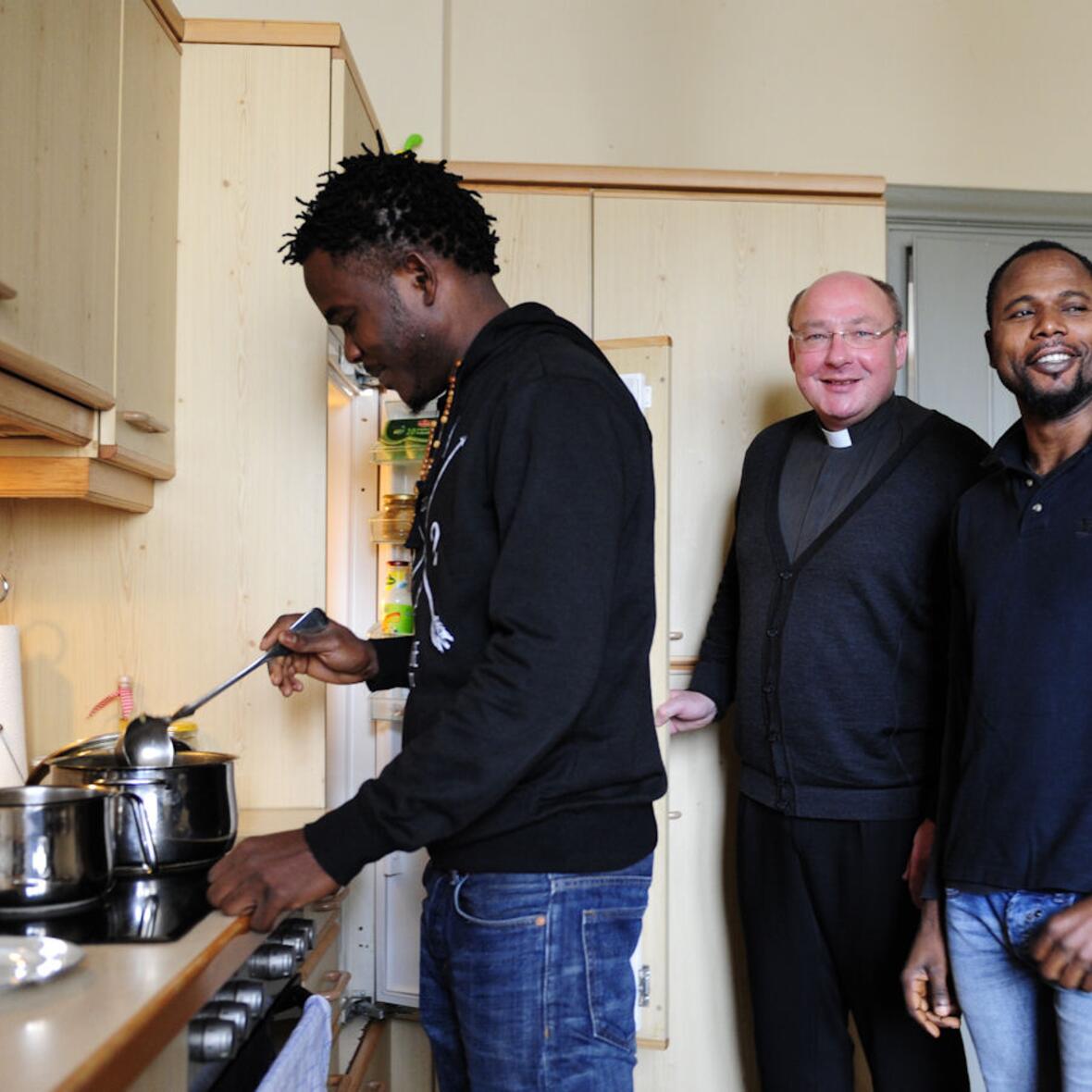 Für Pfarrer Ulrich Lindl war es selbstverständlich, zwei Flüchtlinge bei sich im Pfarrhaus aufzunehmen.   