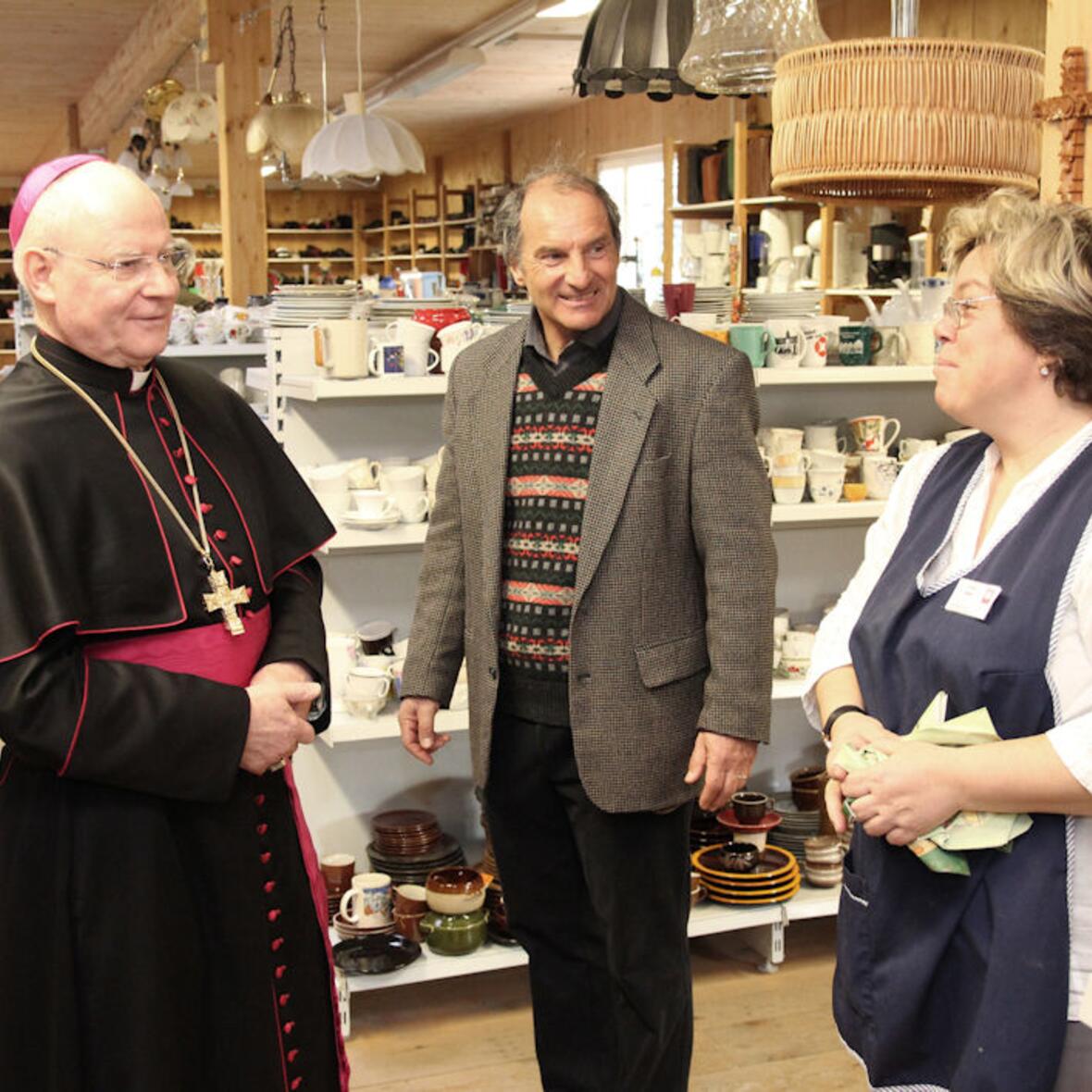 Da war Galina Neubauer (re.) verblüfft und angetan: Der Bischof sprach sie in Russisch an, als er hörte, wo sie ihre Wurzeln hat. Neubauer ist verantwortlich für die Kleiderkammer. 