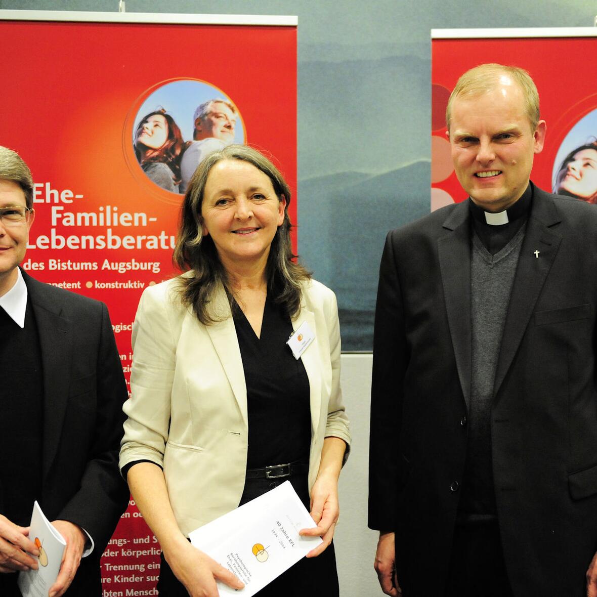 (v.l.) Seelsorgeamtsleiter Domkapitular Dr. Michael Kreuzer, Helga Kramer-Niederhauser und Weihbischof Florian Wörner bei der Vorstellung des Jahresprogramms.