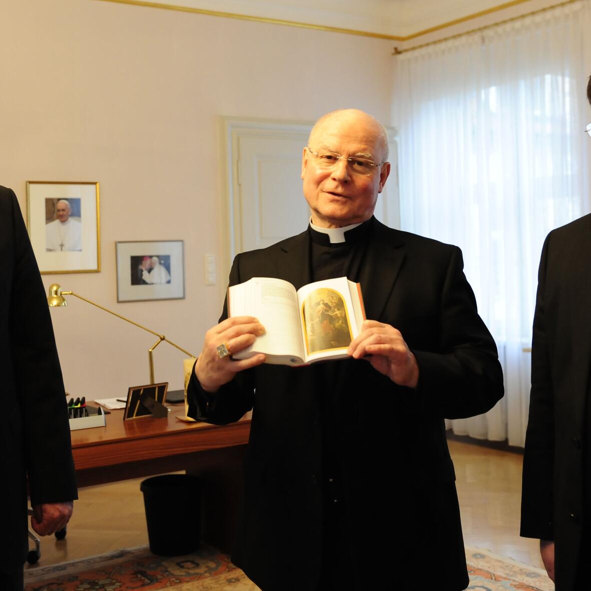 neues-gotteslob-bischof-konrad-erhaelt-erstes-exemplar1118881