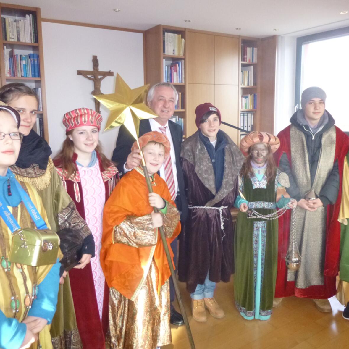 Sternsinger der Dompfarrei brachten Segen in die Bezirksverwaltung. Der Bezirkstagspräsident Jürgen Reichert hieß die kleinen Könige persönlich willkommen. 