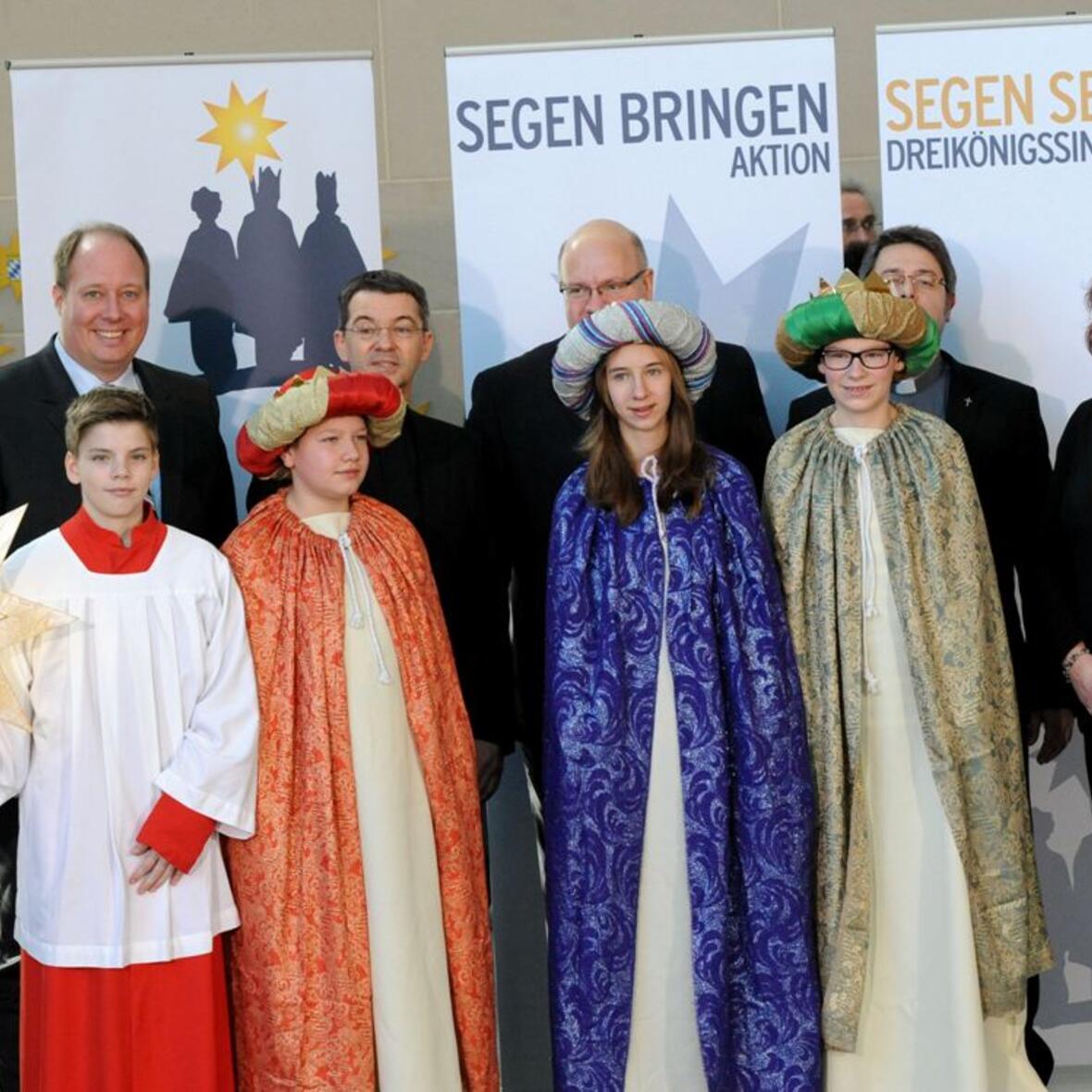 Johannes Münch (12), Julian Lohr (14), Anna Fock (15) und Johannes Mader (12) sowie Begleiterin Regina Fuchs aus der Pfarrei Heilig Geist in Günzburg vertraten das Bistum Augsburg beim Sternsinger-Empfang der Bundeskanzlerin. 