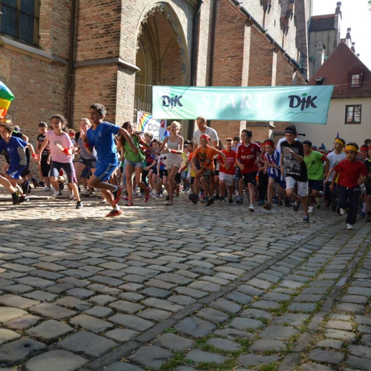 interreligioeser-augsburger-friedenslauf-rund-15-000-euro-fuer-friedensprojekte-erlaufen1039541