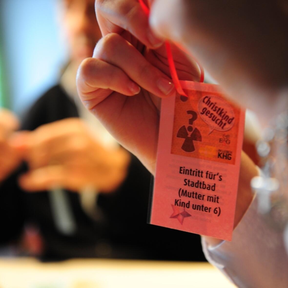 christkind-gesucht-augsburger-hochschulgemeinden-unterstuetzen-beduerftige-mit-aussergewoehnlicher-christbaumaktion1067966