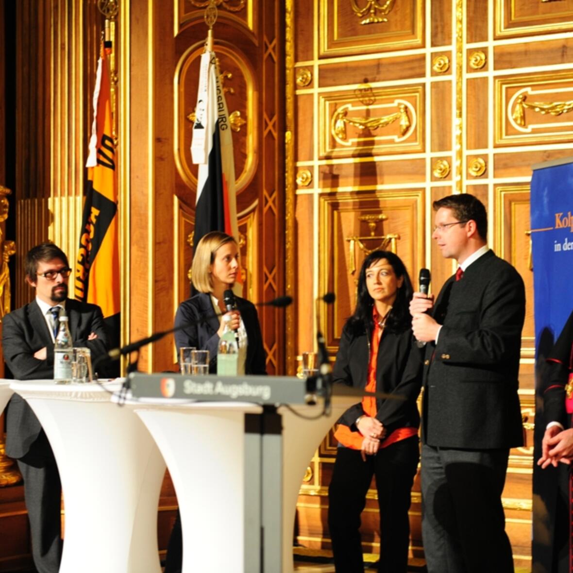 Das Podium war prominent besetzt: Barbara Breher (Stellv. Bundesvorsitzende Kolpingwerk Deutschland), Matthias Fack (Präsident des Bayerischen Jugendring), Katharina Kraus (Mitarbeiterin Bayerisches Fernsehen), Paulina Hesse-Hoffmann (Vorsitzende Bezirksverband Ostallgäu), Stephan Stracke (MdB), Weihbischof Dr. Dr. Anton Losinger (v. links).