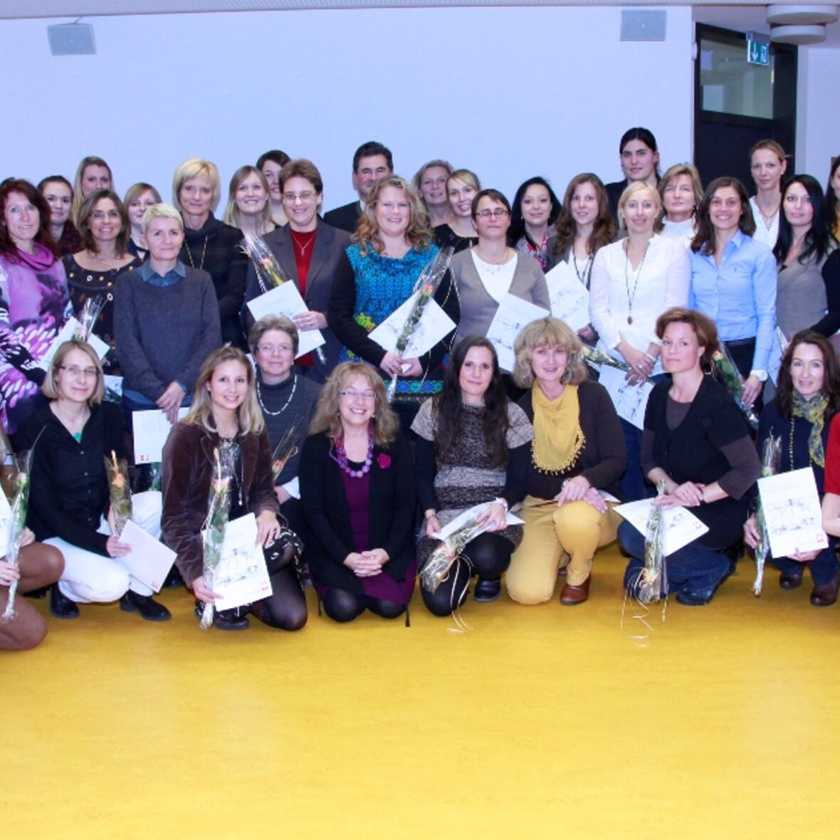 Sie haben es geschafft. Nach 3 Jahren Fortbildung sind sie nun Fachkräfte für Inklusion. Renate Schweizer (v.li.), Anita Leemann (vordere Reihe 6.v.li.) und Diözesan-Caritasdirektor Pfarrer Dr. Andreas Magg (in der letzten Reihe Mitte) freuten sich mit den Absolventinnen über den erfolgreichen Abschluss des Zertifikatskurses. Foto Caritas. 